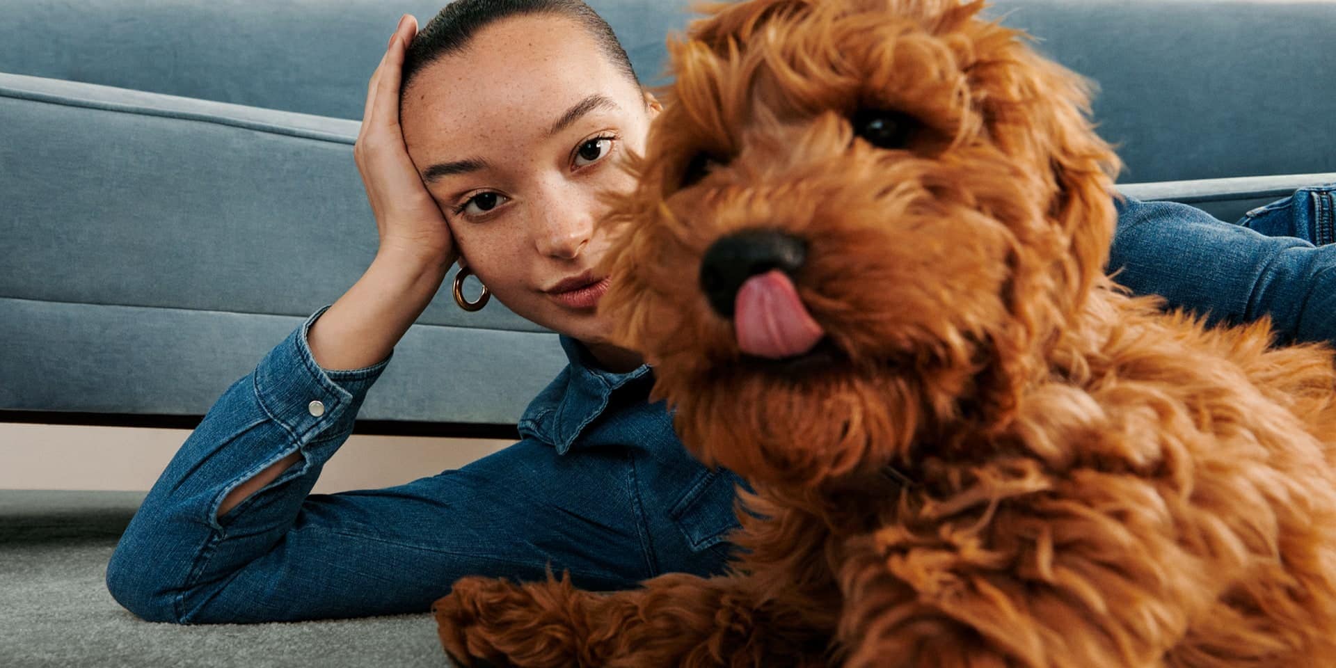 A woman taking a selfie with a puppy licking its nose. Galaxy Z Flip3 5G seen in Flex mode with the Camera app on the Main Screen, and the same photo seen in the viewfinder.