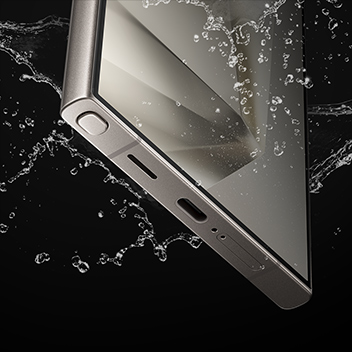 Брызги воды на Galaxy S24 Ultra.