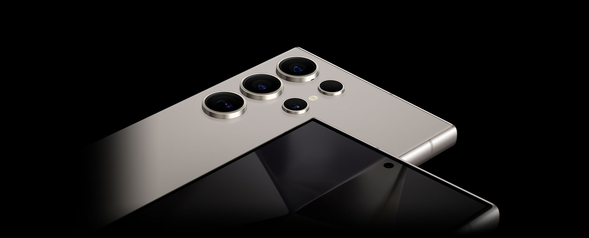 Cận cảnh điện thoại thông minh Samsung S24 Ultra, hiển thị ba ống kính camera và số megapixel của chúng Cận cảnh điện thoại thông minh Samsung S24 Ultra, hiển thị ba ống kính camera và số megapixel của chúng