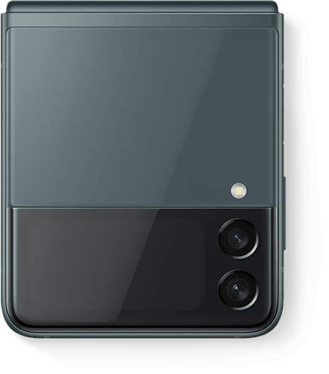 Điện thoại Galaxy Z Flip3 5G màu Xanh lá ở trạng thái gập và nhìn từ vỏ trước.