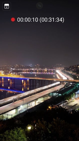 Thành phố vào ban đêm chụp bởi Điện thoại Galaxy Z Flip3 5G