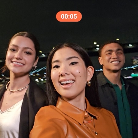 Một cô gái quay video bằng camera trước của điện thoại Galaxy Z Flip5 ở Vietnam.