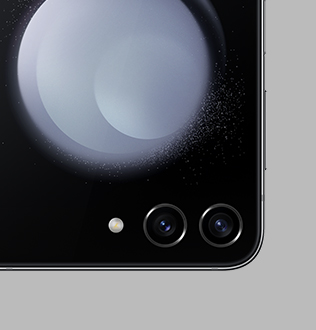 Hình ảnh mặt trước của điện thoại Galaxy Z Flip5 màu xám indie.