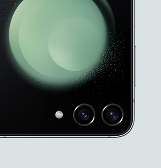 Hình ảnh mặt trước của điện thoại Galaxy Z Flip5 màu xanh mint.