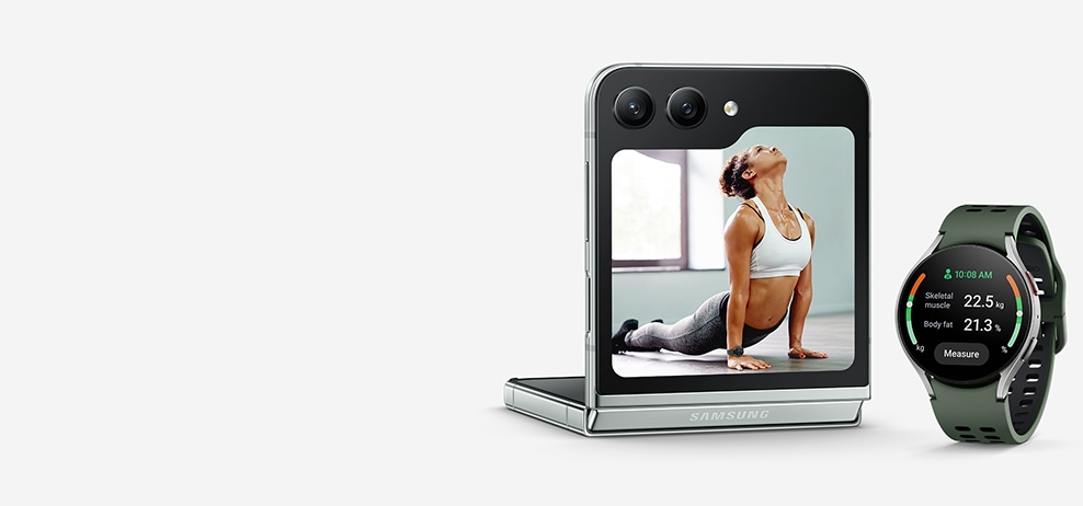 Galaxy Z Flip5 được đặt ở chế độ Flex và nhìn từ Flex Window. Trên Flex Window là hình xem trước của một phụ nữ đang tập yoga. Bên cạnh thiết bị là Galaxy Watch6 với các số liệu về sức khỏe cơ thể từ Samsung Health được hiển thị trên màn hình.