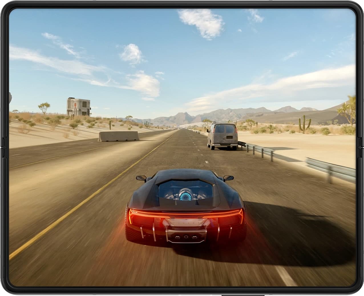 Chiếc điện thoại Galaxy Z Fold3 5G mở ra với cảnh quay từ một game với một chiếc ôtô màu đỏ chạy trên đường trên Màn hình chính.