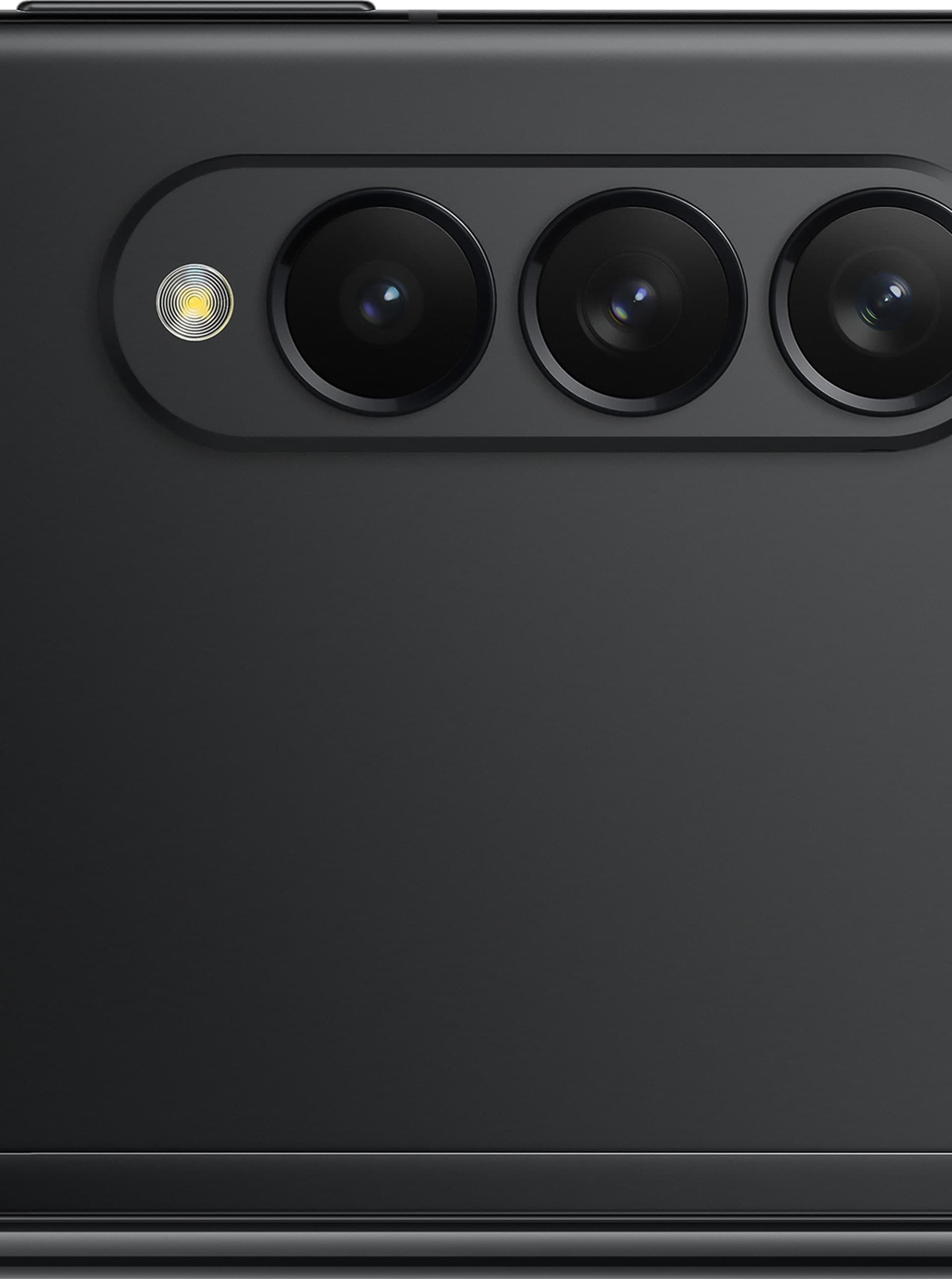 Cận cảnh camera sau trên Galaxy Z Fold3 5G hiển thị đèn flash, camera tele và camera góc rộng.