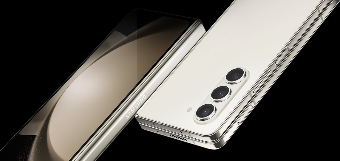 Hai chiếc điện thoại Galaxy Z Fold5 màu Kem Ivory đang gập lại. Một chiếc được nhìn từ phía Màn hình ngoài và Bản lề Flex. Chiếc điện thoại còn lại được nhìn từ phía sau.