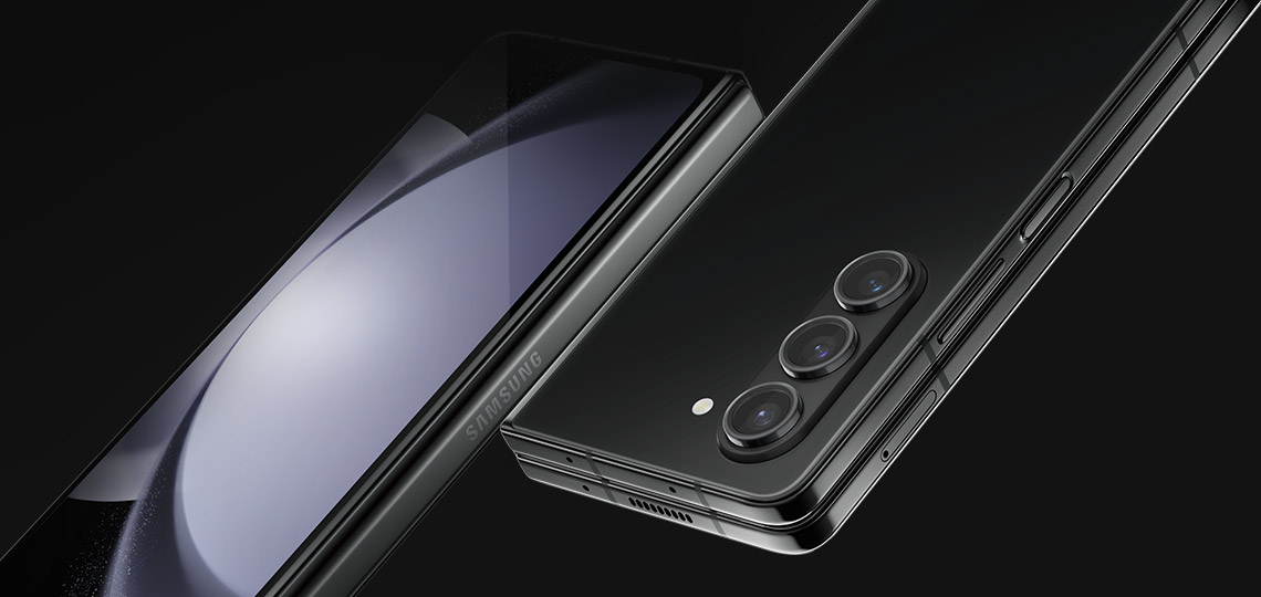 Hai chiếc điện thoại Galaxy Z Fold5 màu Đen Phantom đang gập lại. Một chiếc được nhìn từ phía Màn hình ngoài và Bản lề Flex. Chiếc điện thoại còn lại được nhìn từ phía sau.