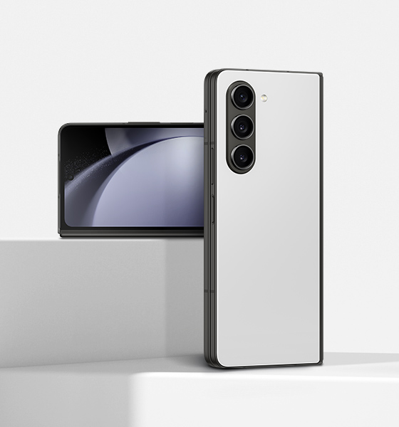 Hai chiếc điện thoại Galaxy Z Fold5 màu Ghi Urban đang gập lại. Một chiếc được nhìn từ phía Màn hình ngoài và Bản lề Flex. Chiếc điện thoại còn lại được nhìn từ phía sau.